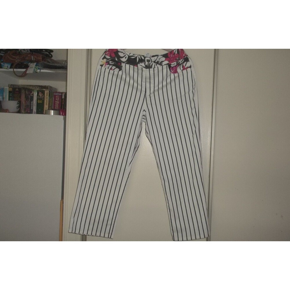 Chico's White w Black Stripes Floral Waist Stretch Size 0.5 Small Capris Pants